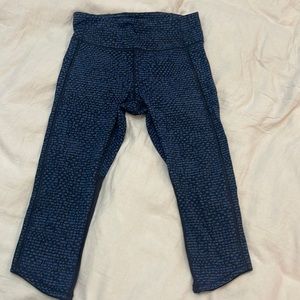 Lululemon quarter 7/8 length size 10 legging (blue snakeskin pattern)